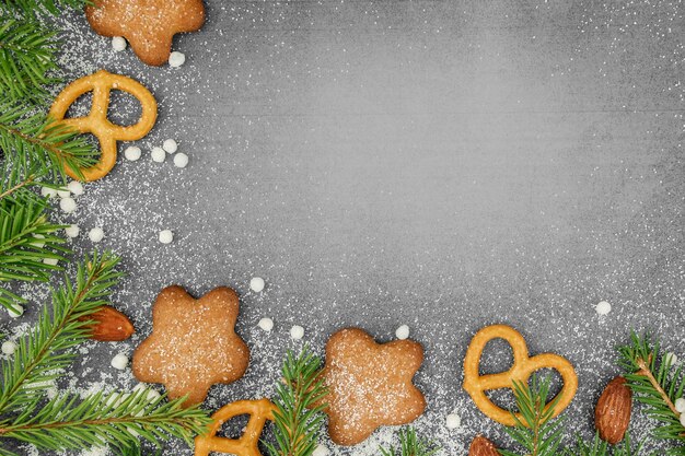 Fondo de invierno de Navidad Galletas de jengibre picantes pretzels harina Espacio de copia Pizarra y nieve