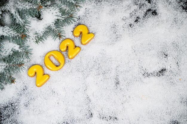 Fondo de invierno de Navidad con pan de jengibre en la nieve espacio de copia de vista superior de la tarjeta de humor de vacaciones