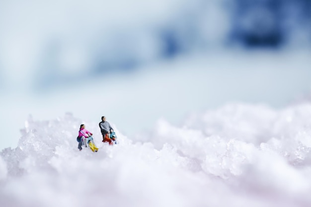 Fondo de invierno con textura de nieve y gente en miniatura