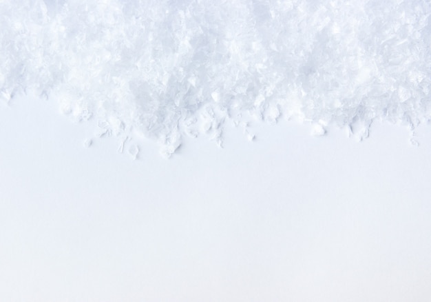 Fondo de invierno trozos de hielo y nieve sobre un fondo blanco con vista superior del espacio de copia