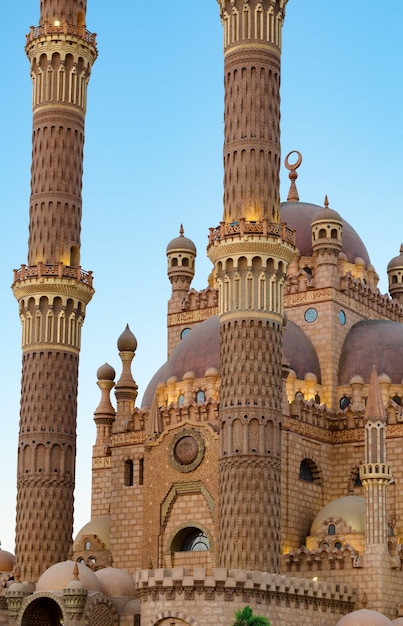 Fondo islámico con la mezquita de Al Sahaba en Sharm El Sheikh contra el cielo brillante del atardecer de Ramadán