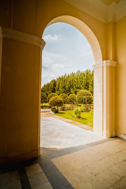 Fondo del jardín del arco