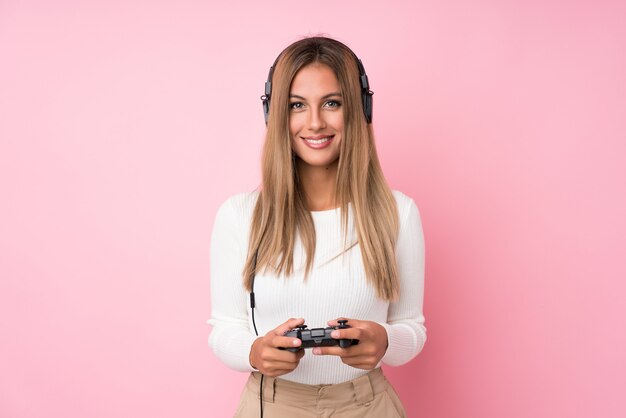 Fondo joven rubia jugando en videojuegos