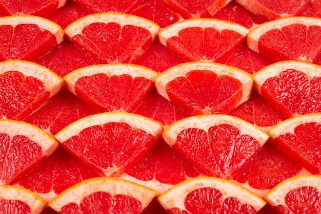 Fondo de jugosas rodajas de pomelo rojo. vista superior.