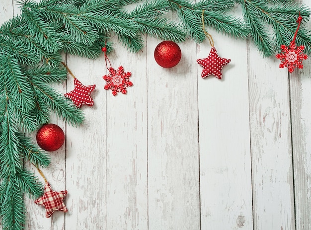 Fondo de juguetes de árbol de Navidad rojo. Fondo de tarjeta de felicitación de Navidad feliz