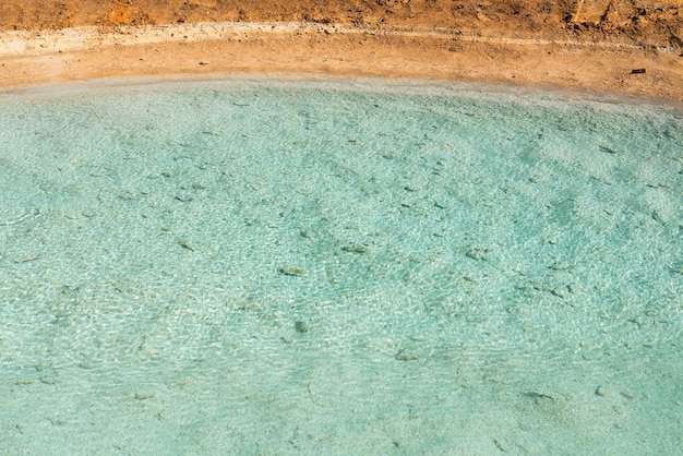 Foto el fondo del lago natural del lago salino cian