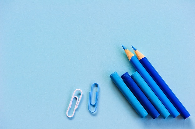 Fondo de lápices de colores sobre papel azul