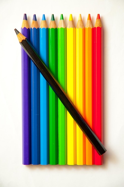 Fondo de lápices de colores en una variedad de colores y sacapuntas