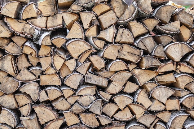 fondo de leña de madera picada para encender y calentar la casa Primer plano