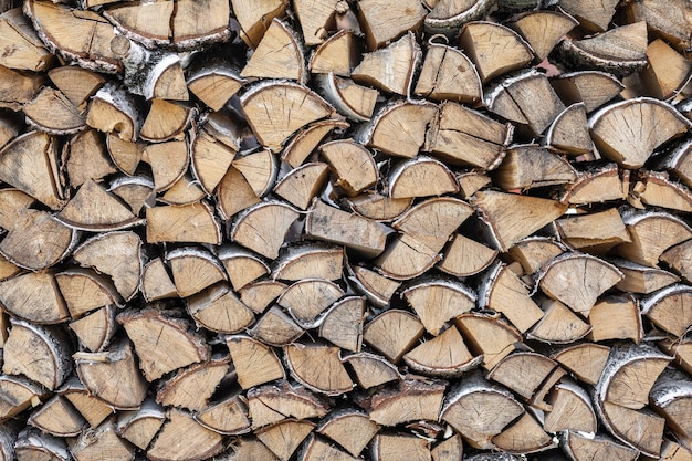 Fondo de leña de madera picada para encender y calentar la casa la textura del abedul
