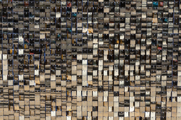 Fondo de lentejuelas metálicas doradas Textura de lentejuelas en un escaparate de la ciudad