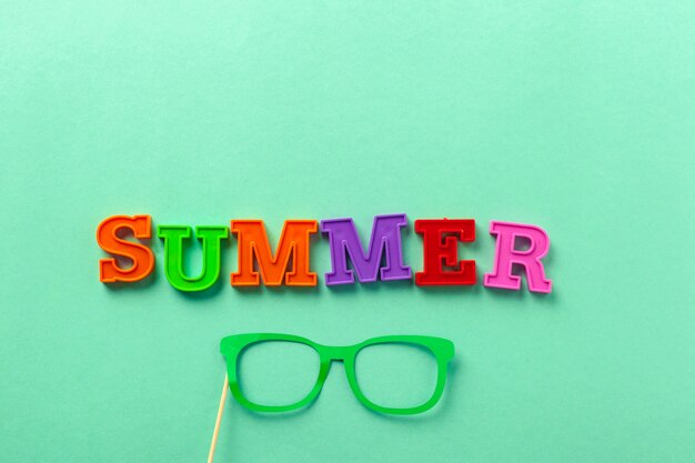 Foto fondo de letras y gafas de verano