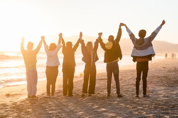 Fondo de libertad, comunidad de personas en la playa.