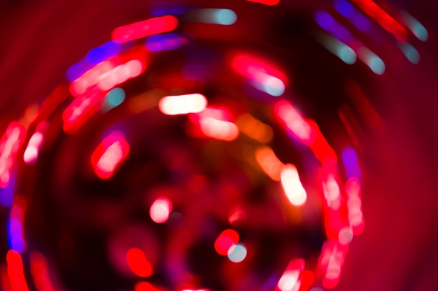 Fondo ligero defocused de los días de fiesta rojos suaves. Fondo rojo bokeh brillo de vacaciones