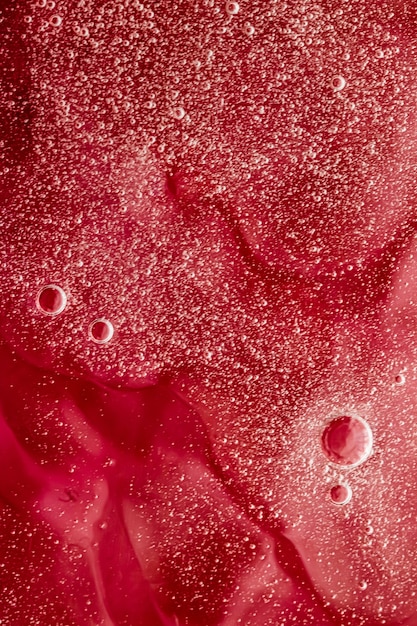 Fondo líquido rojo abstracto, patrón de remolino de salpicaduras de pintura y gotas de agua, gel de belleza y textura cosmética, arte mágico contemporáneo y ciencia como diseño plano de lujo