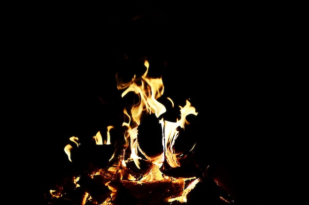 Fondo de la llama en el horno. Capa superpuesta. Lenguas de fuego en una chimenea de ladrillo.