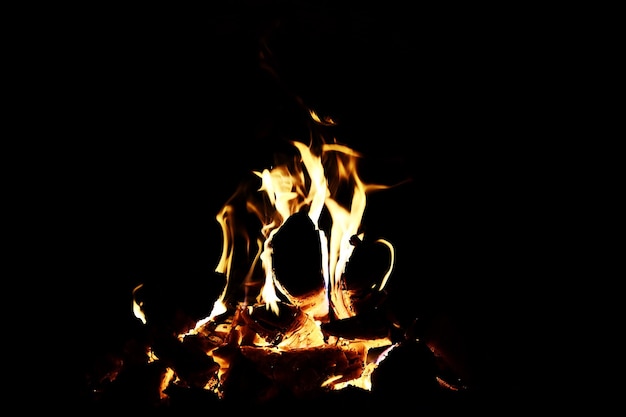 Fondo de la llama en el horno Capa superpuesta Lenguas de fuego en una chimenea de ladrillo