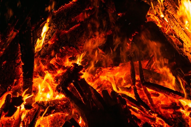 Fondo - llama sobre carbones encendidos en la oscuridad