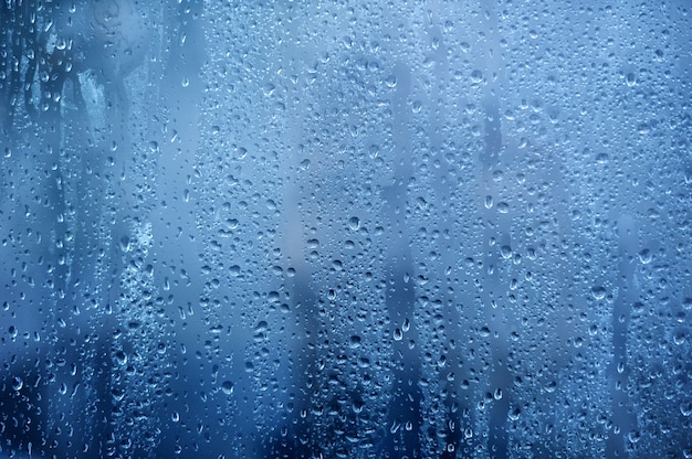 Fondo lluvioso, gotas de agua de lluvia en la ventana o en la ducha, telón de fondo de la temporada de otoño