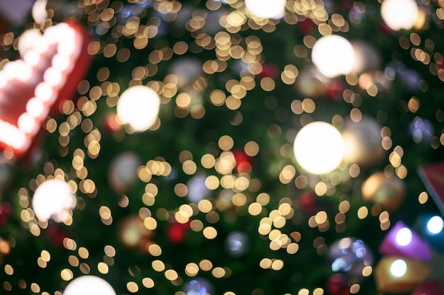 Fondo de luces de bokeh de árbol de navidad dorado y amarillo