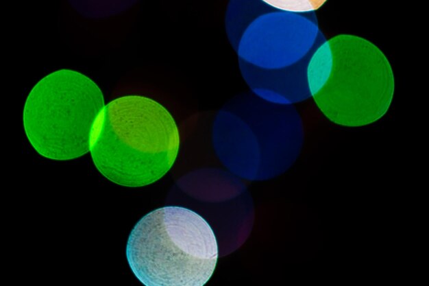 Fondo de luces bokeh verde y colorido, luces navideñas borrosas para decoración navideña