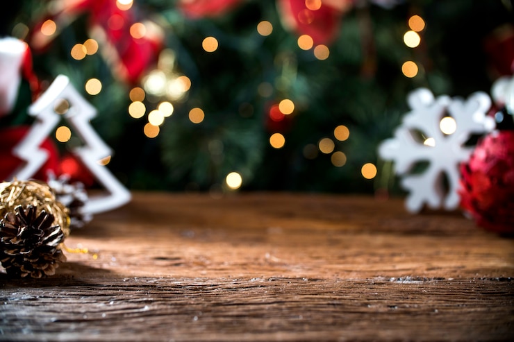 Foto fondo de luces borrosas de mesa de navidad, escritorio de madera en foco, tablón de madera de navidad, sala de inicio de desenfoque