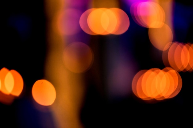 Fondo de luces en movimiento borroso en colores amarillo y violeta