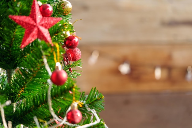 Fondo de luces navideñas con adornos sobre fondo de madera