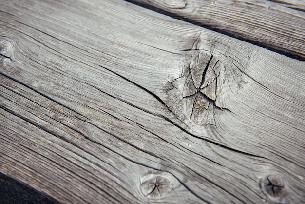 Fondo de madera abstracto. Dibujo natural sobre tablero de pino gris viejo, primer plano.