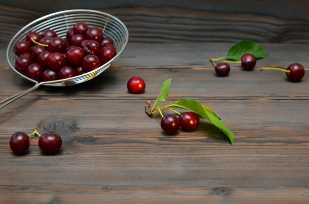 Fondo de madera con cerezas y lugar para objeto.