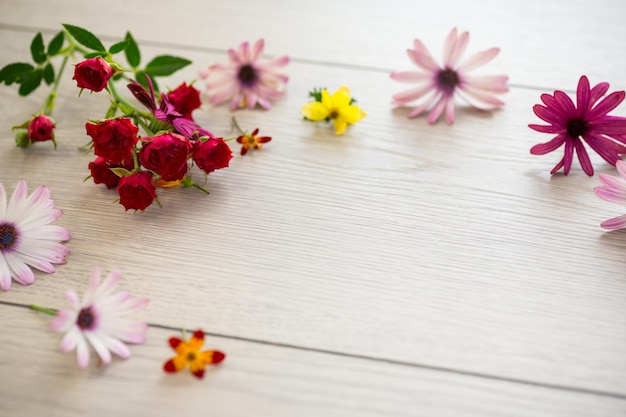 fondo de madera clara con pequeñas flores de verano