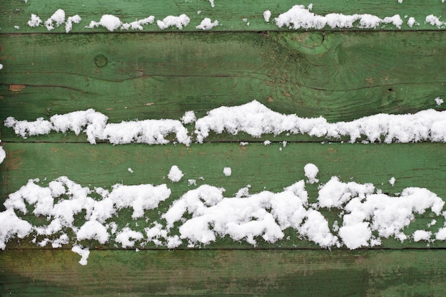 Fondo de madera cubierto de nieve