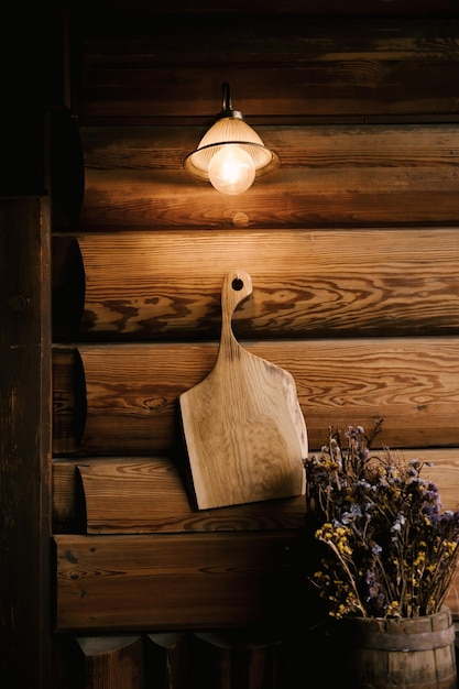 Fondo de madera con un espacio vacío con iluminación de lámparas y una decoración de flores secas