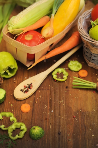 Fondo de madera de espacio vacío con verduras crudas variadas