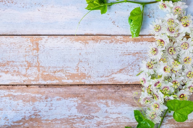 Fondo de madera con flores