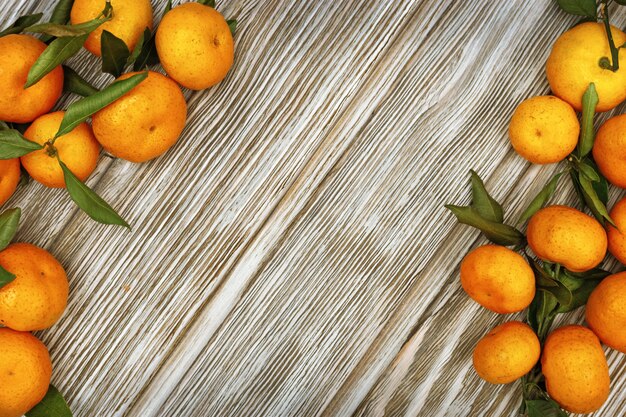 Fondo de madera con fruta de mandarina madura.