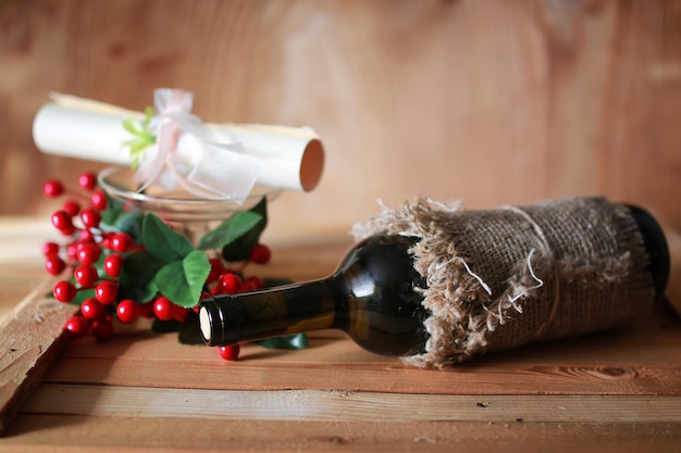 Fondo de madera de invitación de copas de vino