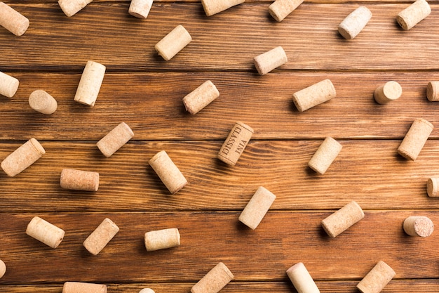 Fondo de madera lleno de corchos de vino.