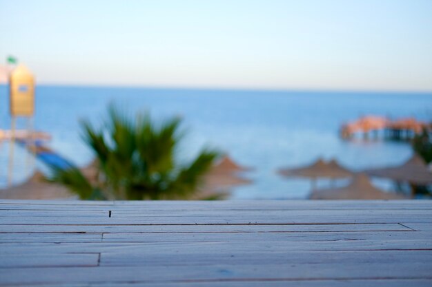 Fondo de madera natural con palmeras y mar y cielo azul ver concepto de vacaciones de verano alto