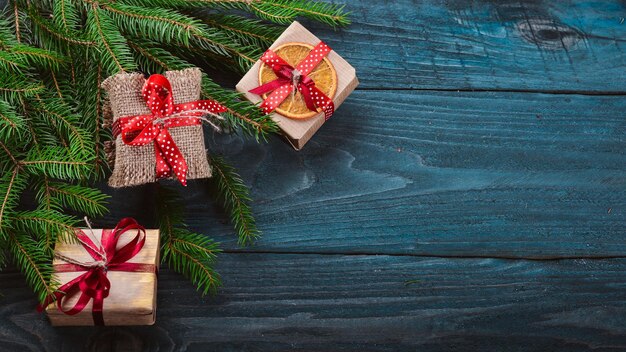 Fondo de madera de Navidad con abeto de nieve y decoración Vista superior con espacio de copia para su texto