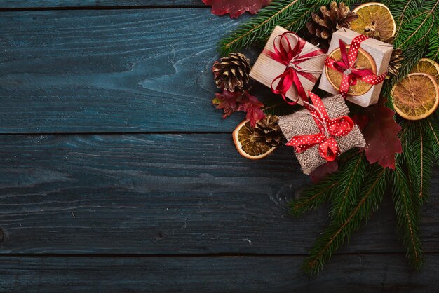 Fondo de madera de Navidad con abeto de nieve y decoración Vista superior con espacio de copia para su texto