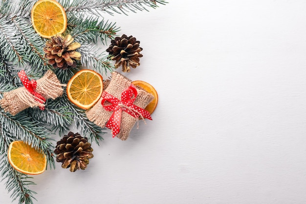 Fondo de madera de Navidad con abeto de nieve y decoración Vista superior con espacio de copia para su texto