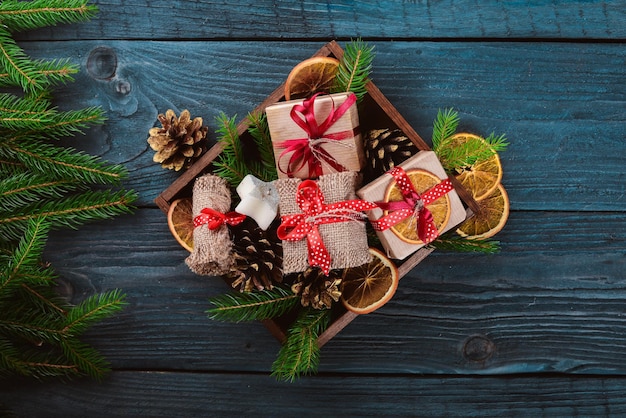 Fondo de madera de Navidad con abeto de nieve y decoración Vista superior con espacio de copia para su texto