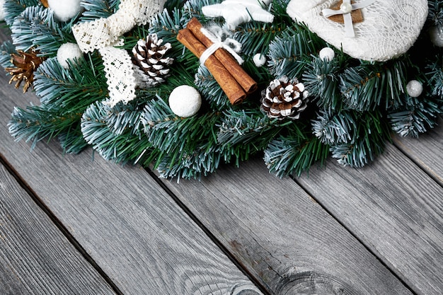 Fondo de madera de Navidad con abeto de nieve