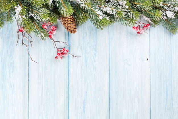 Fondo de madera de la Navidad con el árbol de abeto de la nieve.