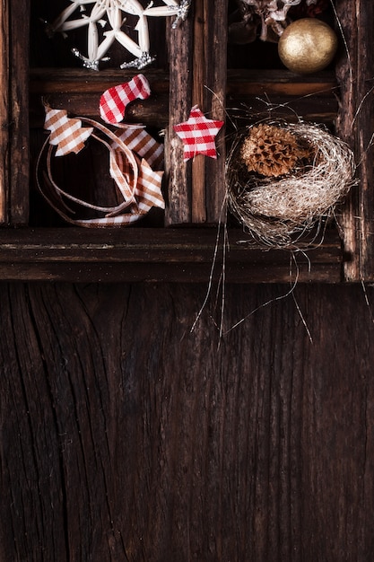 Fondo de madera de Navidad con caja de juguetes