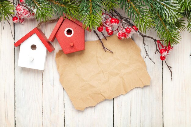 Fondo de madera de Navidad con decoración de abeto y pajarera