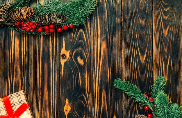 Foto fondo de madera de navidad con ramas de abeto y un lugar para copiar.