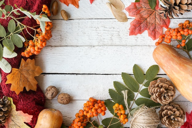 Fondo de madera de otoño con decoración y hojas que caen