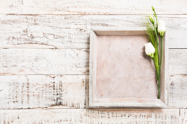 Fondo de madera con ramo de flores blancas